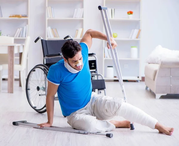 Jovem ferido se recuperando em casa — Fotografia de Stock