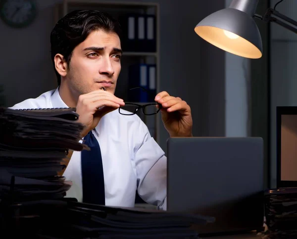 Jungunternehmer macht spät im Amt Überstunden — Stockfoto