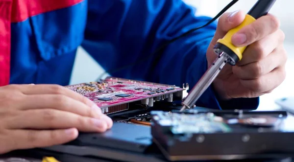 Repairman working in technical support fixing computer laptop tr — Stock Photo, Image