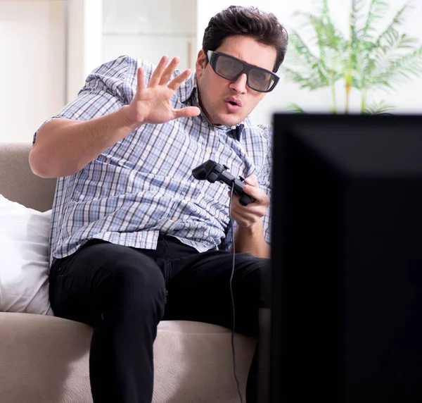 Hombre jugando juegos 3d en casa —  Fotos de Stock
