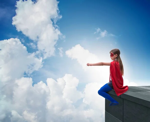 Chica joven en traje de superhéroe con vistas a la ciudad — Foto de Stock