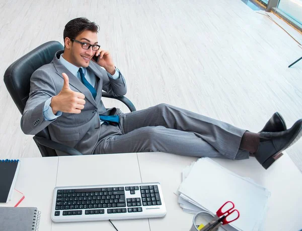 Jeune homme d'affaires travaillant à son bureau — Photo