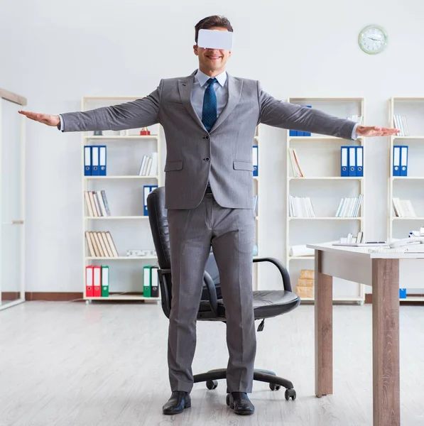 Podnikatel cvičení v kanceláři nosí VR brýle — Stock fotografie