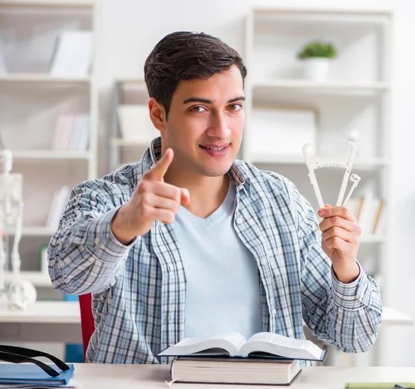 Medische student zit aan de lezing op de universiteit — Stockfoto