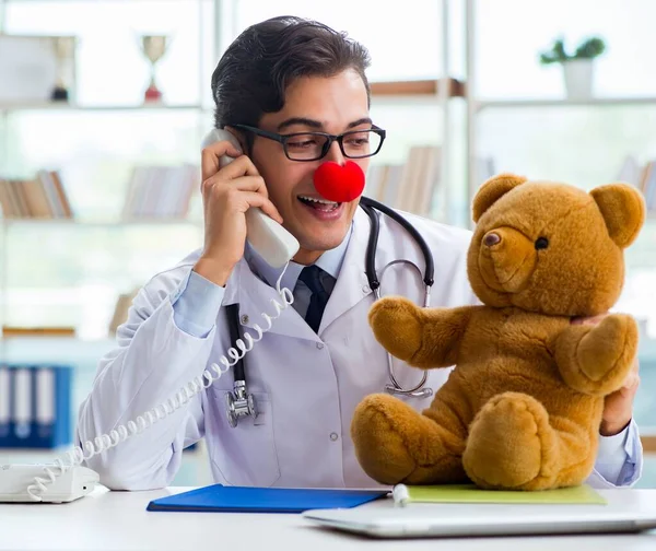 Zabawny pediatra z zabawką w klinice szpitalnej — Zdjęcie stockowe