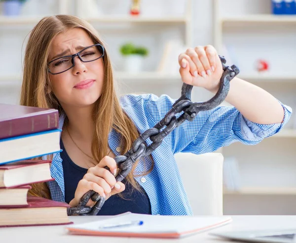 Mladá dospívající studentka se připravuje na zkoušky doma — Stock fotografie