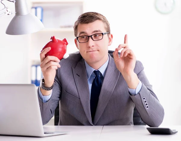 Jovem empregado com piggybank no conceito de poupança de pensões — Fotografia de Stock