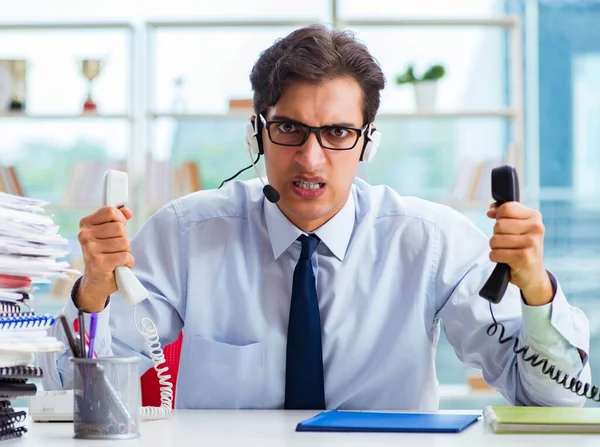 Trabalhador irritado infeliz do call center frustrado com a carga de trabalho — Fotografia de Stock