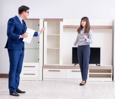 Emlakçı yeni daireyi sahibine gösteriyor.