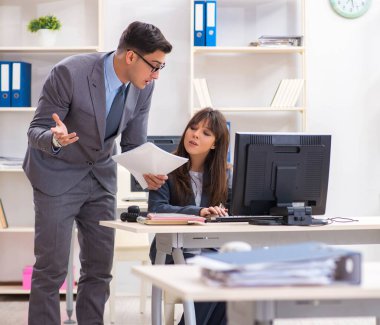 Ofiste çalışan kadın ve erkek.