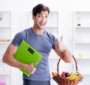 Sağlıklı beslenmenin ve spor yapmanın faydalarını destekleyen bir adam.