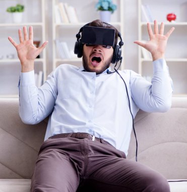 Öğrenci oyuncu evde oyun oynuyor