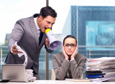 Patron takım arkadaşına bağırıyor.