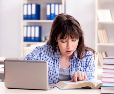 Eğitim konseptinde genç bayan öğrenci