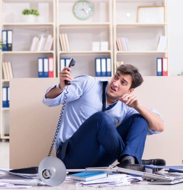 İş adamı birçok telefon görüşmesinde hayal kırıklığına uğradı