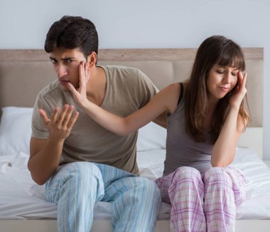 Kadın ve erkek yatak odasında.