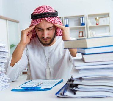 Ofiste çalışan Arap işadamı bir Pi ile evrak işi yapıyor.