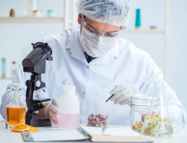 Laboratuvarda parfüm karıştıran bir kimyager.