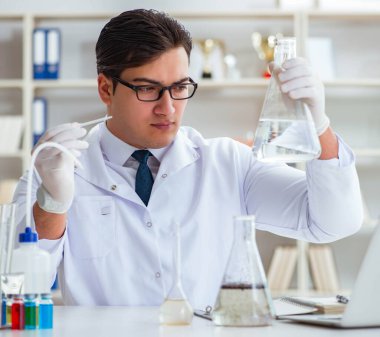 Genç araştırmacı bilim adamı bir su testi kirliliği araştırması yapıyor.