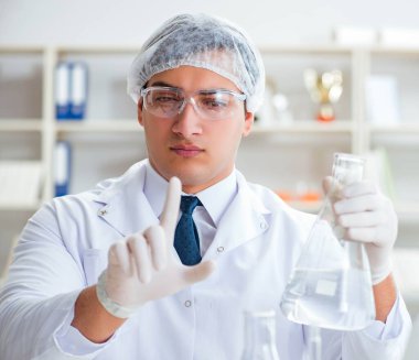 Genç araştırmacı bilim adamı bir su testi kirliliği araştırması yapıyor.