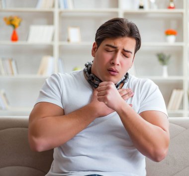 Genç adam boğaz ağrısı çekiyor.