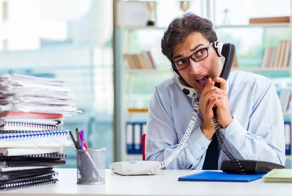 Trabalhador irritado infeliz do call center frustrado com a carga de trabalho — Fotografia de Stock