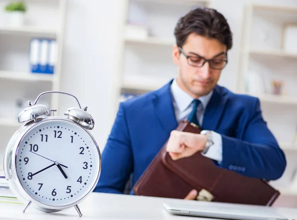 Uomo d'affari nel concetto di cattiva gestione del tempo — Foto Stock