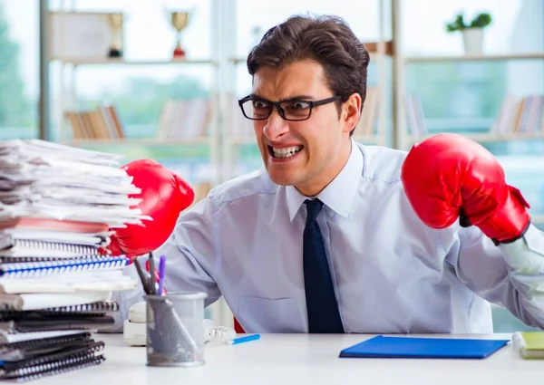 Geschäftsmann mit Boxhandschuhen im Büro — Stockfoto