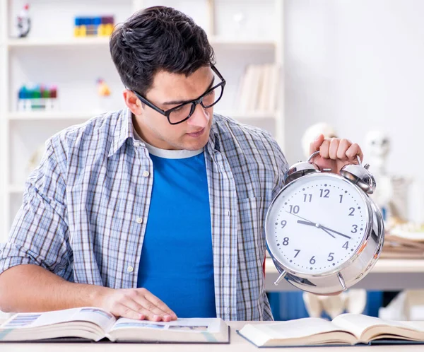 Estudante de medicina se preparando para exames — Fotografia de Stock