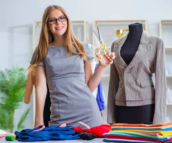 Junge Schneiderin arbeitet in Werkstatt an neuem Kleid — Stockfoto