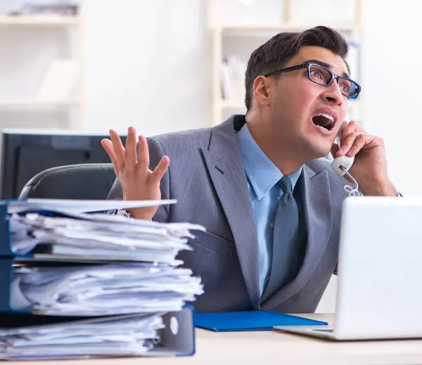 Dipendente triste disperato stanco alla sua scrivania nel call center — Foto Stock