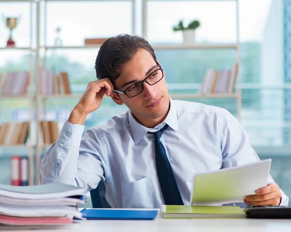 Empresário infeliz sentado na mesa no escritório — Fotografia de Stock