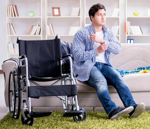 Hombre discapacitado recuperándose en casa — Foto de Stock