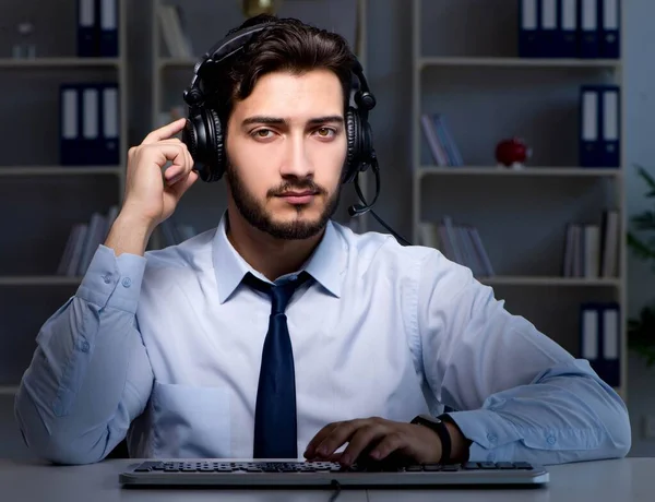 Fiatal férfi call center koncepció dolgozik sokáig túlóra az irodában — Stock Fotó