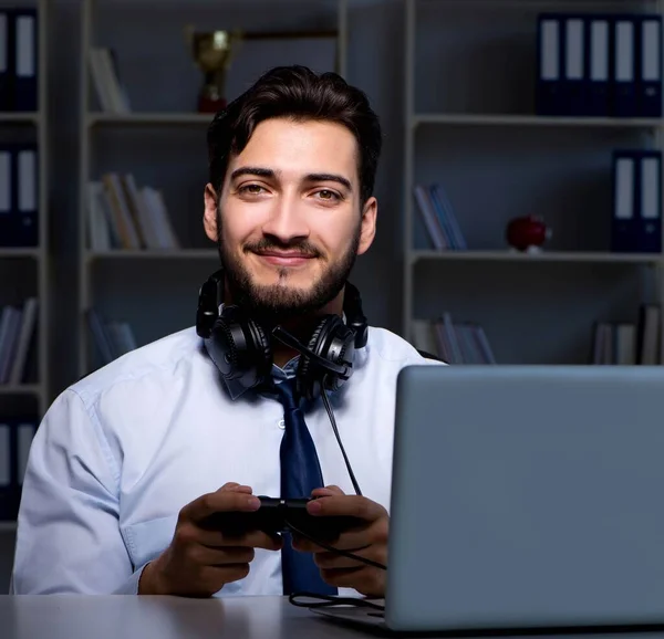 Empresário gamer ficar até tarde para jogar jogos — Fotografia de Stock