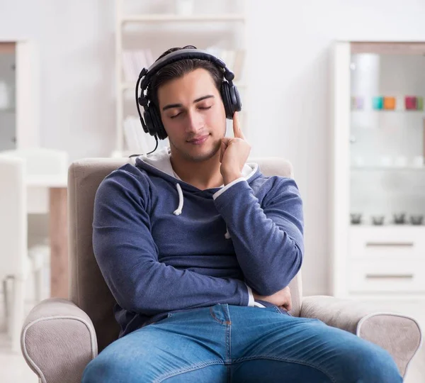 Jeune homme écoutant de la musique à la maison — Photo