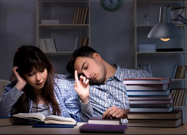 Dois estudantes estudando tarde da noite — Fotografia de Stock