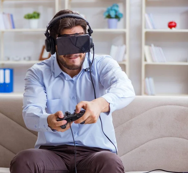 Student gamer spelen games thuis — Stockfoto