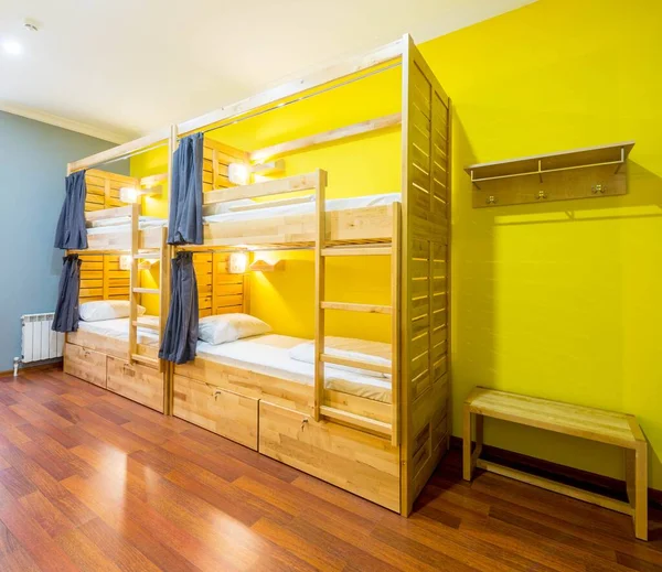 Ostello letti dormitorio disposti in camera — Foto Stock