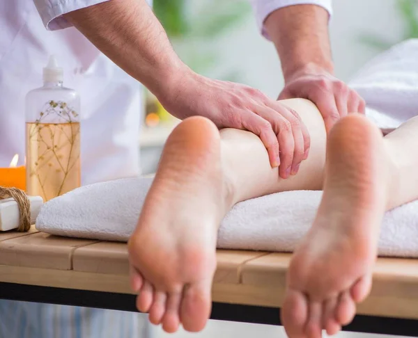 Voetmassage in medische spa — Stockfoto