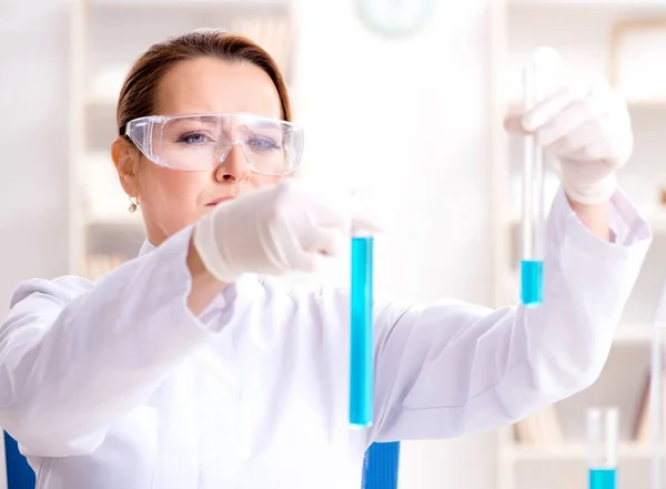 Chimica donna che lavora in un laboratorio ospedaliero — Foto Stock