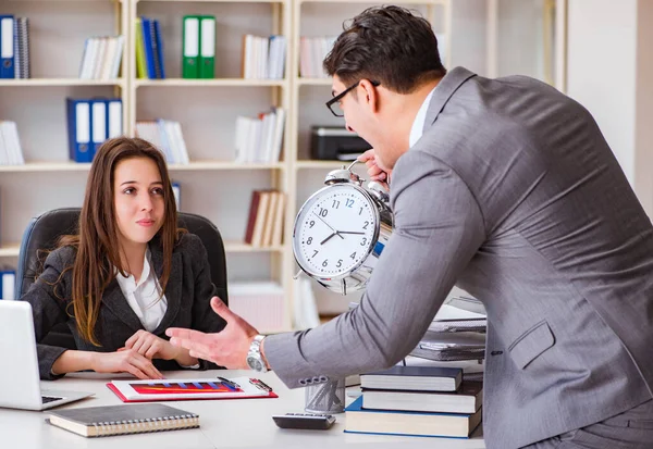 Conflit de bureau entre homme et femme — Photo