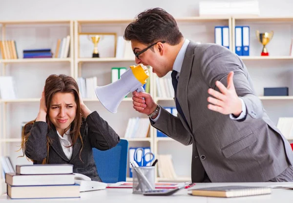 Bürokonflikt zwischen Mann und Frau — Stockfoto