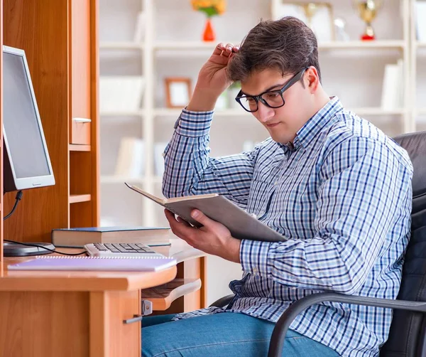 Junge Studentin am Computertisch — Stockfoto