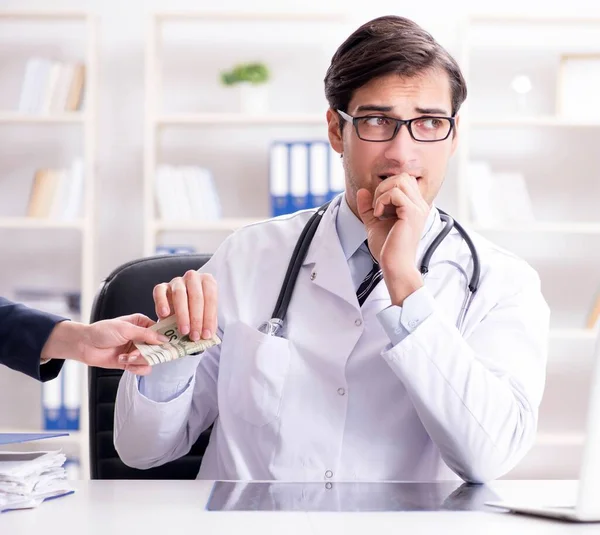 Doctor in corruptie concept met wordt aangeboden omkoping — Stockfoto