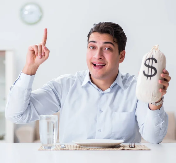 Konzept des teuren Essens in Restaurants — Stockfoto