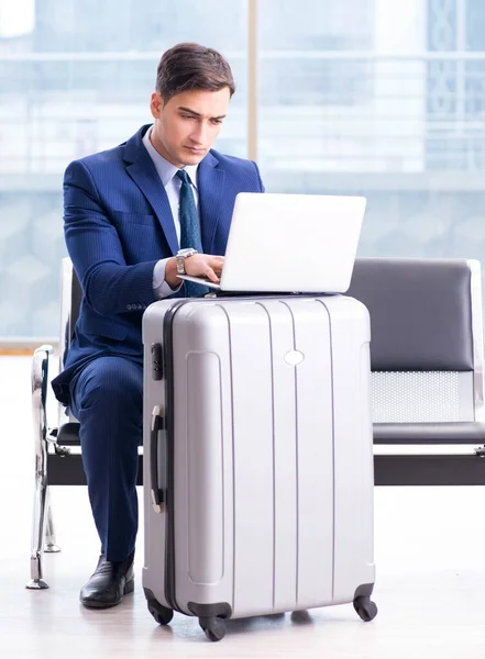 Бизнесмен ждет в аэропорту своего самолета в бизнес-клане — стоковое фото