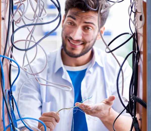 Elektrikář se snaží rozmotat dráty v konceptu oprav — Stock fotografie