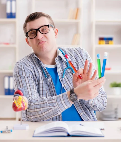 Junge Studentin studiert Chemie an der Universität — Stockfoto