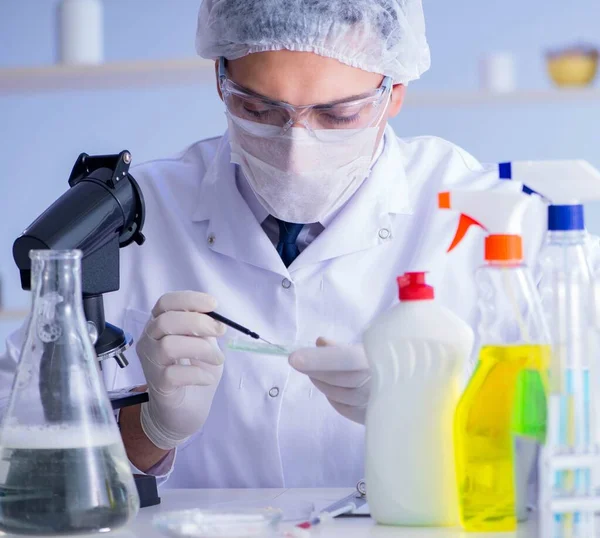 Hombre en el laboratorio probando nuevo detergente de solución de limpieza — Foto de Stock